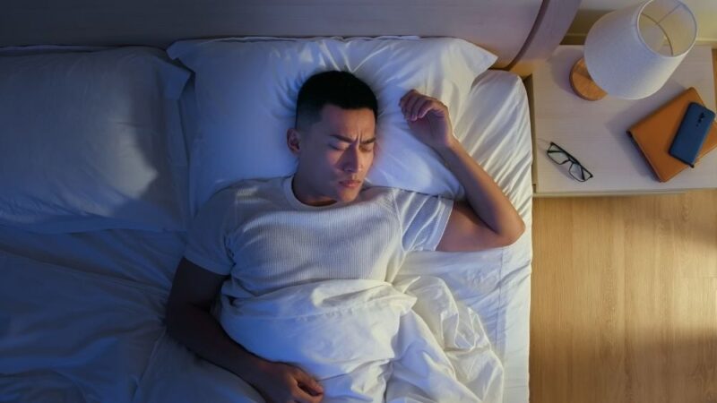 Nằm ngủ đúng tư thế tránh đau lưng khi ngủ dậy