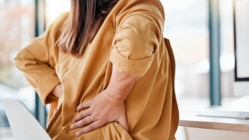 Ngủ dậy bị đau lưng là triệu chứng của bệnh thoát vị đĩa đệm