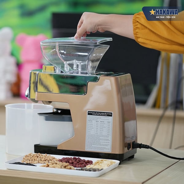Dầu thực vật được sản xuất từ Máy ép dầu Hakawa HK-ED43  là lựa chọn tốt cho sức khoẻ