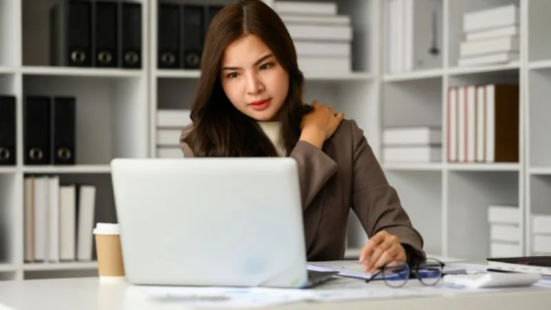 Nguyên nhân đau cổ vai gáy là gì? Hiểu để phòng ngừa 22 Đau mỏi vai gáy do ngồi làm việc quá lâu
