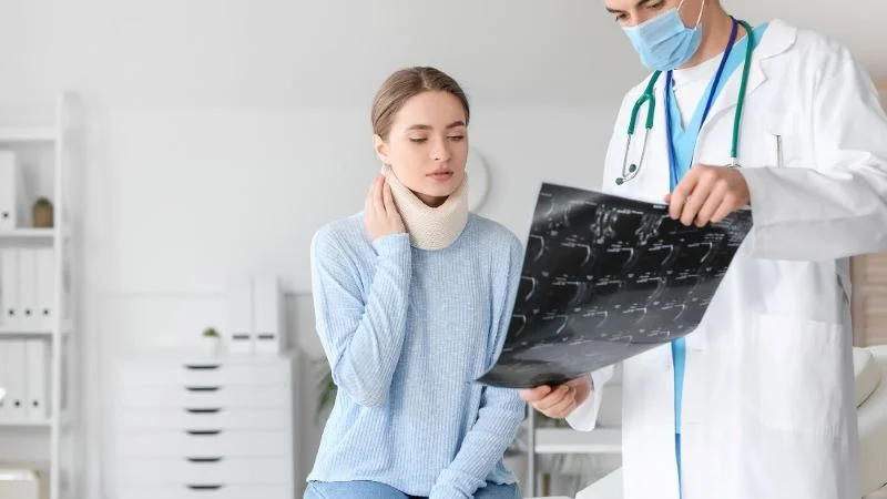 Nguyên nhân đau cổ vai gáy là gì? Hiểu để phòng ngừa 20 Đau mỏi vai gáy do bị chấn thương bởi tai nạn hoặc do tác động quá mạnh