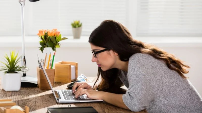 Nguyên nhân đau cổ vai gáy là gì? Hiểu để phòng ngừa 21 Đau mỏi vai gáy do ngồi làm việc sai tư thế