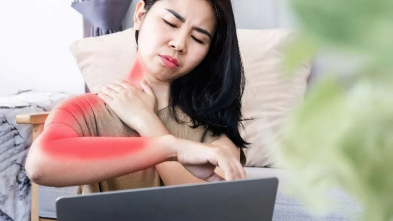 Nguyên nhân đau cổ vai gáy là gì? Hiểu để phòng ngừa 23 Đau mỏi vai gáy do viêm dây thần kinh cánh tay