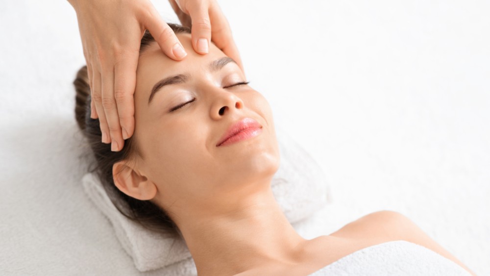 Massage mặt bằng phương pháp bấm huyệt
