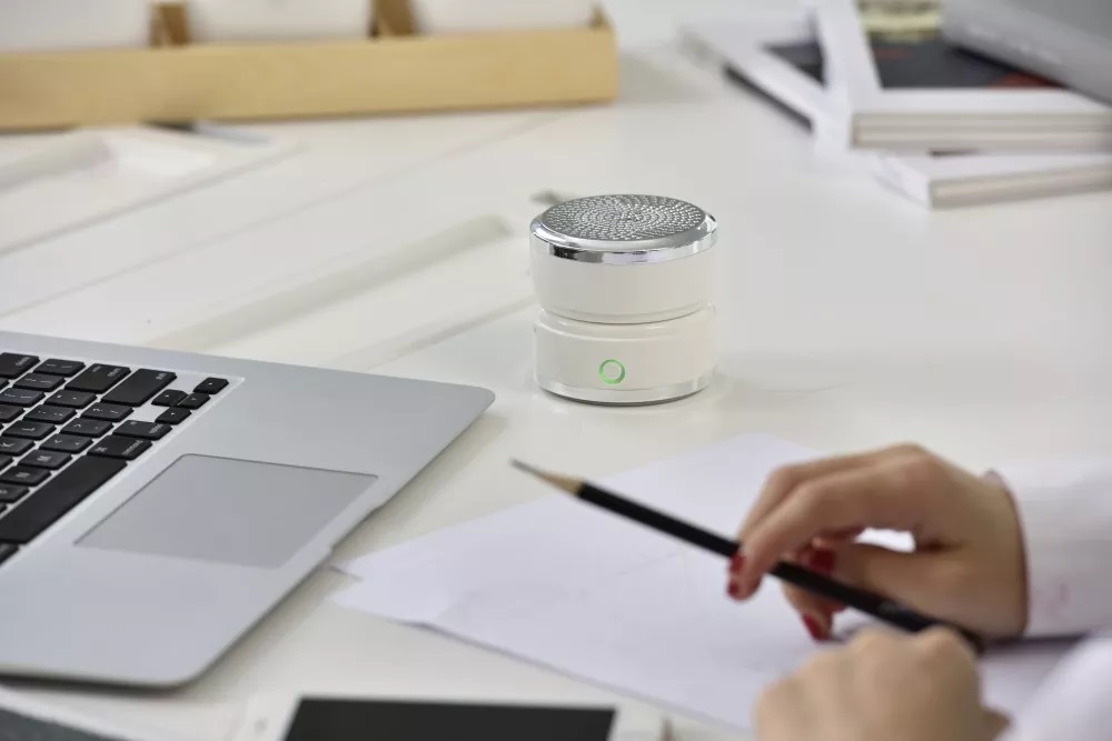 Lọc khí lượng cao: Với 290 cổng hút, FitAir cho phép lọc luồng không khí tối đa 130 L / phút (công suất thở trung bình của người lớn là 10-20 L / phút). Nó cung cấp khả năng làm sạch liên tục cho 8m2 không gian xung quanh bạn. Có ba mức điều chỉnh luồng không khí.