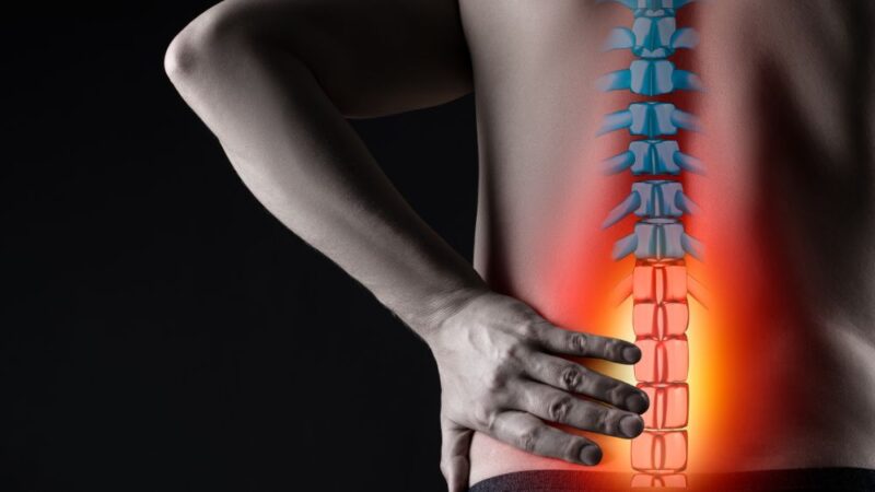 Mắc bệnh cốt sống gây đau lưng khi ngủ dậy