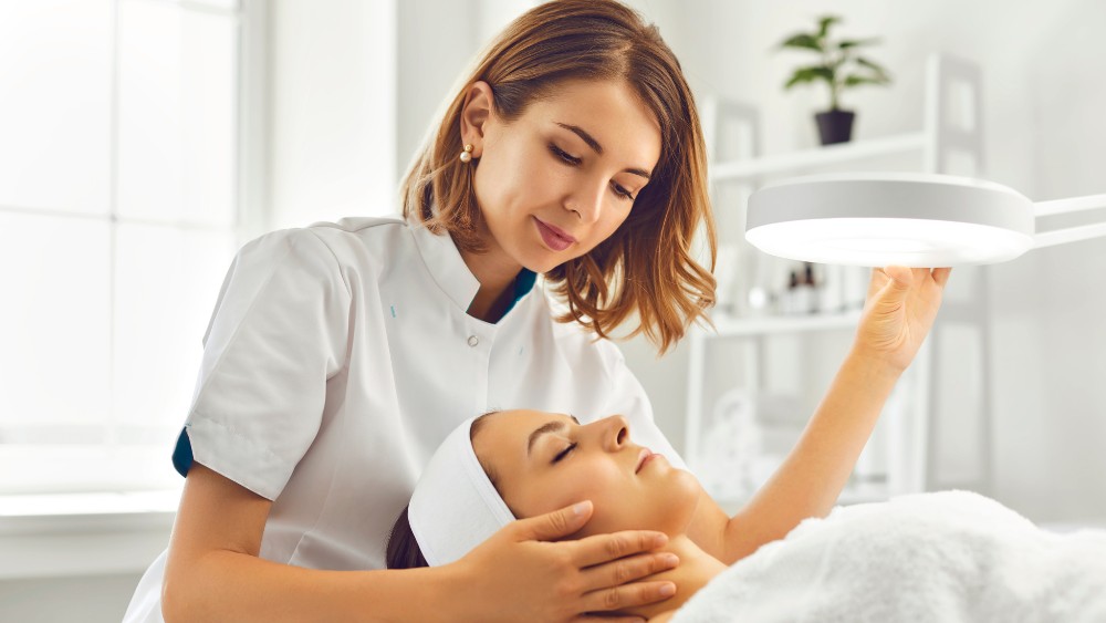 Massage mặt bằng dịch vụ spa sẽ giúp bạn thư giãn và tái tạo năng lượng sau một ngày làm việc 