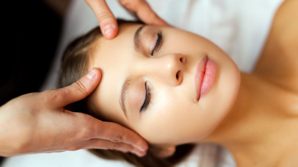 Massage mặt bằng phương pháp mat xa của Thụy Điển sẽ hỗ trợ làm giảm sưng và cải thiện độ đàn hồi