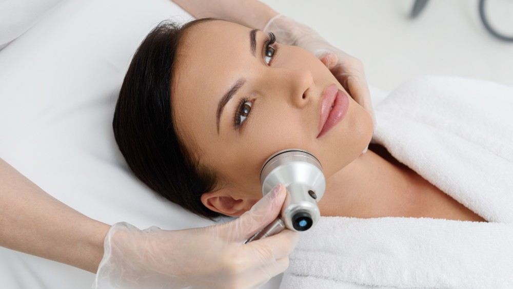 Sử dụng máy massage mặt là một cách hiện đại giúp nâng cao hiệu quả chăm sóc da ngay tại nhà
