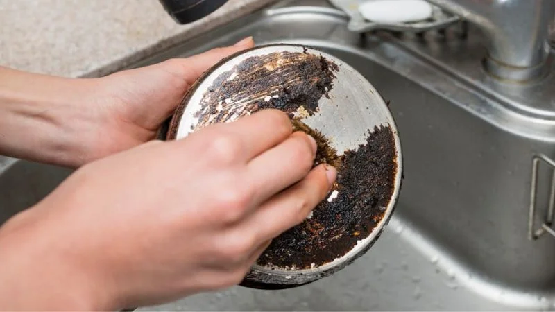 Rửa kỹ bằng xà phòng và nước