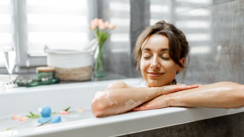 Tắm nước ấm tránh đau lưng khi ngủ dậy