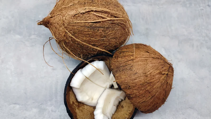 Dừa là nguyên liệu chính